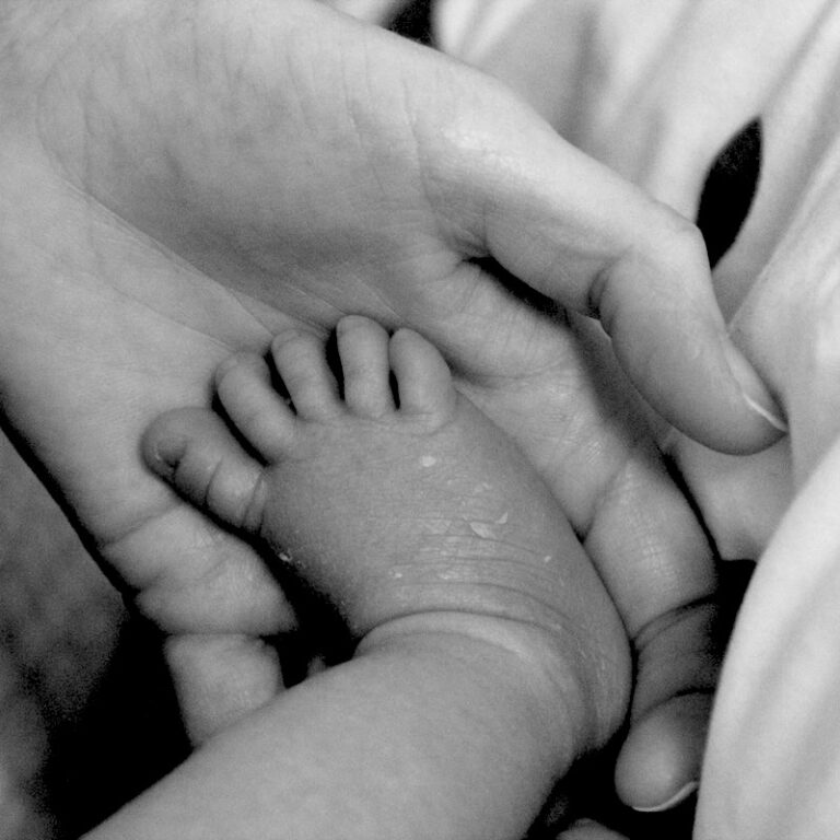 Hand mit Babyfuß in schwarz-weiß für dazwischen - Wie mein Buch entstand